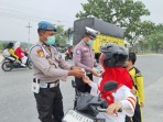 Antisipasi Kabut Asap, Polsek Minas Bagikan 100 Masker kepada Masyarakat