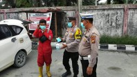 Cegah Dampak Kabut Asap, Polsek Minas Turun ke SPBU Minas Barat Bagikan 100 Masker