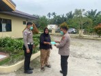 Antisipasi Dampak Tidak Sehat Dari Kabut Asap, Polsek Minas Selalu Bagikan Masker kepada Masyarakat