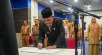 Bupati Anton Resmi Lantik Drs. H. Yusmar, M. Si Sebagai Pj Sekda Rokan Hulu