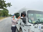 Polsek Minas Bagikan Ratusan Masker di Simpang Gate I PHR, Antisipasi Dampak Kabut Asap