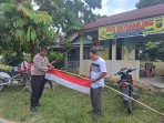 Semarak HUT Ke-81 RI, Polsek Minas Bersama Warga Pasang Bendera Merah Putih di Pos Satkamling Rantau Bertuah