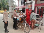 Cegah Dampak Kabut Asap, Polsek Minas Bagikan 100 Masker kepada Masyarakat