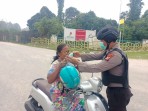 Polsek Minas Selalu Rutin Bagikan Masker kepada Warga Guna Antisipasi Dampak Kabut Asap