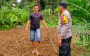 Bhabinkamtibmas Desa Morong Ajak Warga Kembangkan Pertanian Pekarangan untuk Perkuat Ketahanan Pangan