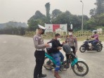 Polsek Minas Bagikan Puluhan Masker Kepada Warga di Simpang Gate I PHR Untuk Antisipasi Dampak Kabut Asap