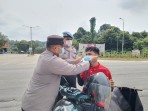 Polsek Minas Bagikan Ratusan Masker Kepada Warga di Tengah Kabut Asap