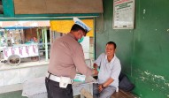 Personil Polsek Minas Kembali Bagikan 100 Masker kepada Masyarakat, Antisipasi Dampak Kabut Asap
