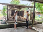 Dukung Ketahanan Pangan Nasional, Bhabinkamtibmas Pasir Penyu Sambangi Peternak Bebek di Sekar Mawar
