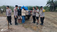 Kapolsek Minas Serahkan Bantuan Alsintan dan Pestisida kepada Kelompok Tani Dahlia Kuning, Dukung Swasembada Pangan di Siak