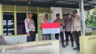 Polsek Minas Bagikan Bendera Merah Putih kepada Warga Sambut HUT RI ke-81