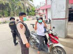 Antisipasi Dampak Kabut Asap, Polsek Minas Bagikan Masker Kepada Masyarakat Ramai