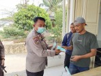 Antisipasi Dampak Kabut Asap, Polsek Minas Bagikan Masker Dengan Cara Menyambangi Warga Yang Berkumpul Di Teras Swalayan