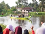 BUKA SERINDIT BOAT RACE 2026, BUPATI AFNI PUJI KREATIVITAS PANITIA DAN TEGASKAN KOMITMEN BANGUN JALAN SUNGAI MANDAU