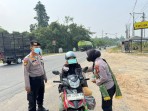 Kabut Asap Masih Menyelimuti, Polsek Minas Kembali Bagikan Ratusan Masker Kepada Warga