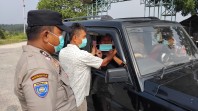 Antisipasi Gangguan Kesehatan Akibat Kabut Asap, Polsek Minas Rutin Bagikan Masker Kepada Masyarakat