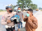 Antisipasi Dampak Kabut Asap, Polsek Minas Lanjut Bagikan Ratusan Masker Kepada Masyarakat