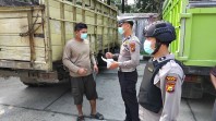 Polsek Minas Bagikan Ratusan Masker di SPBU Minas Barat, Kompol Syahrizal Ajak Warga Waspadai Kabut Asap