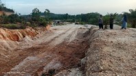 Tanah urug Ilegal di duga milik ulie beroperasi, ternyata bikin bahu jalan masyarakat..