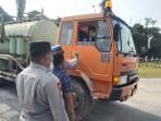Peduli Kesehatan Warga di Tengah Kabut Asap, Polsek Minas Kembali Bagikan Ratusan Masker