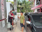 Kabut Asap Mengintai Kesehatan Warga! Polsek Minas Turun ke SPBU KM 40, Bagikan 100 Masker