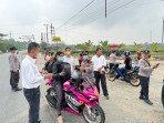 Peduli Kesehatan Warga di Tengah Kabut Asap, Polsek Minas Bagikan Ratusan Masker