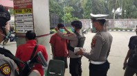 Antisipasi Dampak Kabut Asap, Polsek Minas Terus Bagikan Ratusan Masker Kepada Warga