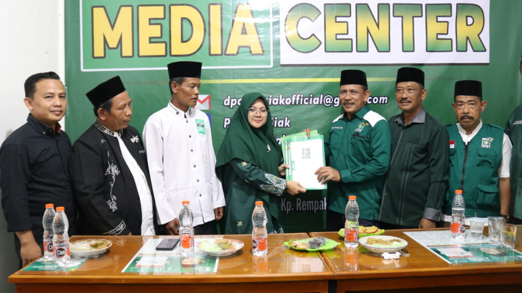 Diantar Ulama dan Ratusan Massa, Dr.Afni Mendaftar ke PKB Siak