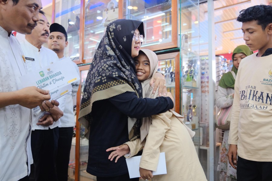 Berbagai Kebahagiaan, Bupati Afni Ajak Anak Yatim Belanja Kebutuhan Lebaran