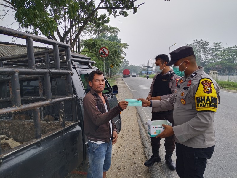 Antisipasi Dampak Buruk Kabut Asap, Polsek Minas Bagikan 100 Masker kepada Masyarakat