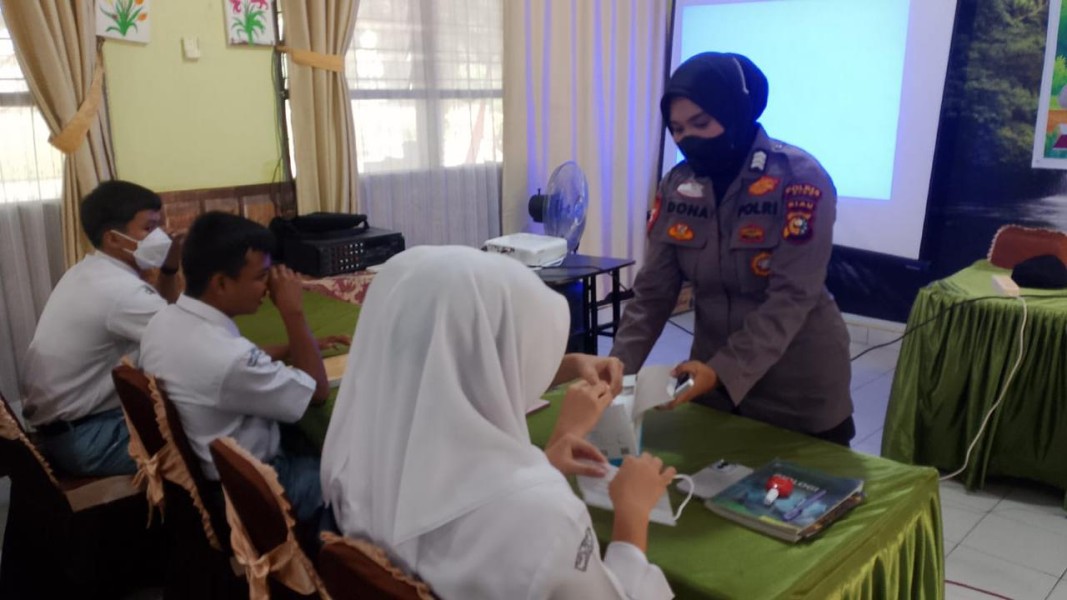 Peduli Dampak Kabut Asap, Kapolsek Minas Turun Langsung Bagikan Ratusan Masker Kepada Warga
