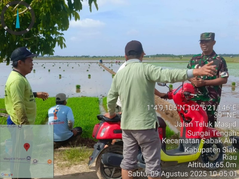 Babinsa Koramil 06/PWK Sabak Auh Ajak Warga Tingkatkan Sinergi dan Waspada Karhutla
