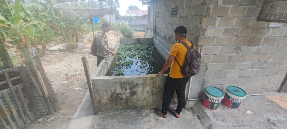 Bhabinkamtibmas Desa Kelawat Dukung Ketahanan Pangan Nasional Melalui Budidaya Kolam Ikan Nila