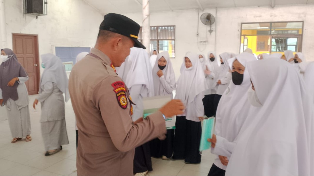 Polsek Minas Bagikan 100 Masker ke Warga dan Pelajar, Antisipasi Dampak Kabut Asap