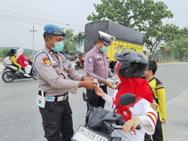 Antisipasi Kabut Asap, Polsek Minas Bagikan 100 Masker kepada Masyarakat