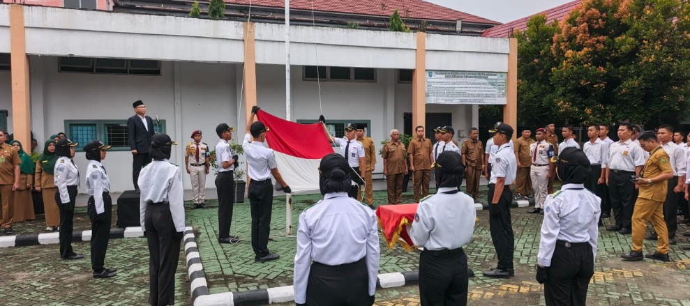 Rektor Unilak Jadi Pembina Upacara di SMK Pertanian Terpadu, Dorong Guru dan Siswa Lanjut Kuliah