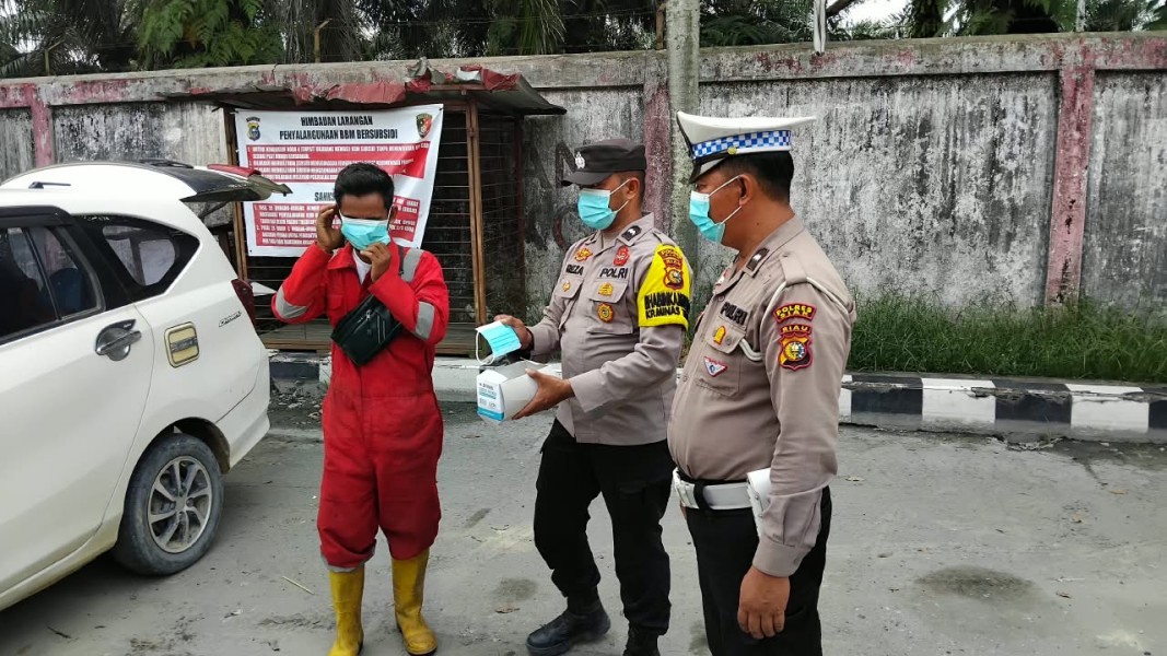 Cegah Dampak Kabut Asap, Polsek Minas Turun ke SPBU Minas Barat Bagikan 100 Masker