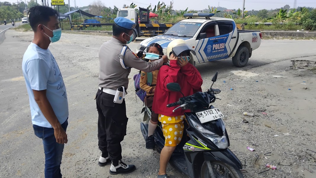 Polsek Minas Peduli Kesehatan Warga Akibat Dampak Kabut Asap, Ratusan Masker Dibagikan di Simpang Gate I PHR