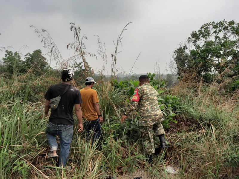 Cegah Karhutla, Babinsa Koramil Perawang Patroli di Kampung Perawang Barat