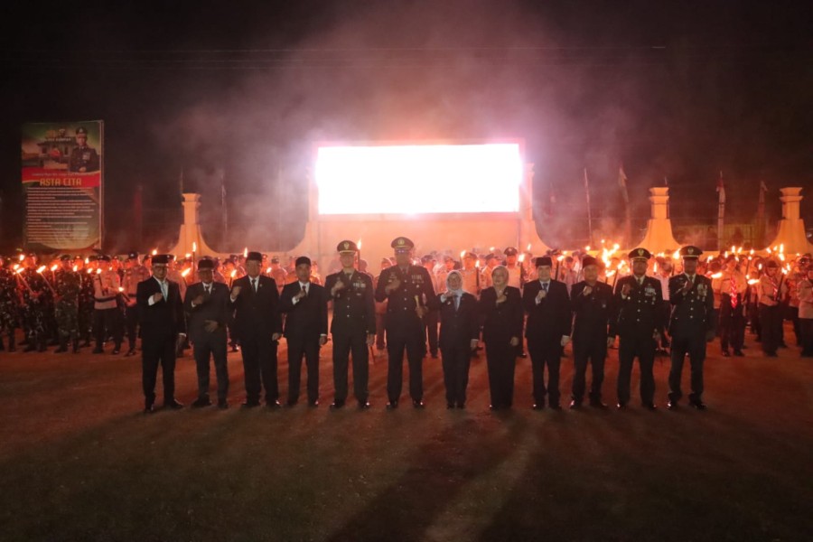 Kapolres kampar Lepas Pawai Obor Malam Taptu di Mapolres Kampar