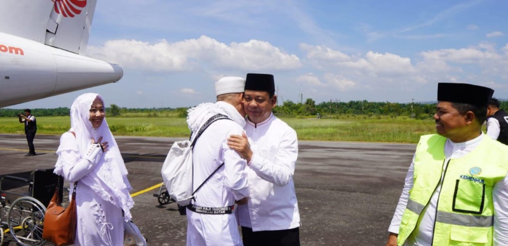 Wabup Syafaruddin Poti Sambut Kepulangan Jema'ah Haji di Bandara Tuanku Tambusai