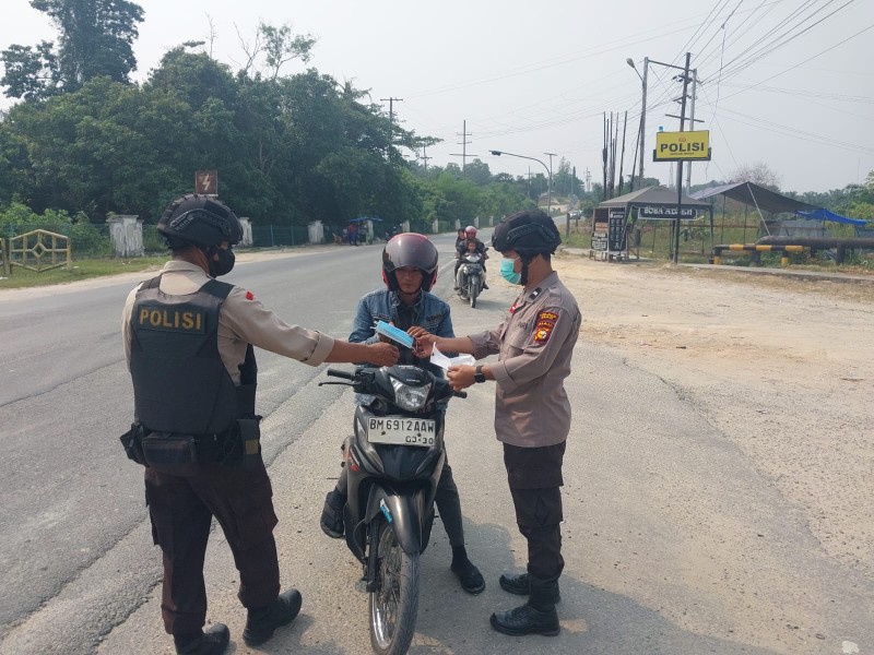 Kabut Asap Belum Usai, Polsek Minas Masih Rutin Bagikan Ratusan Masker Kepada Warga