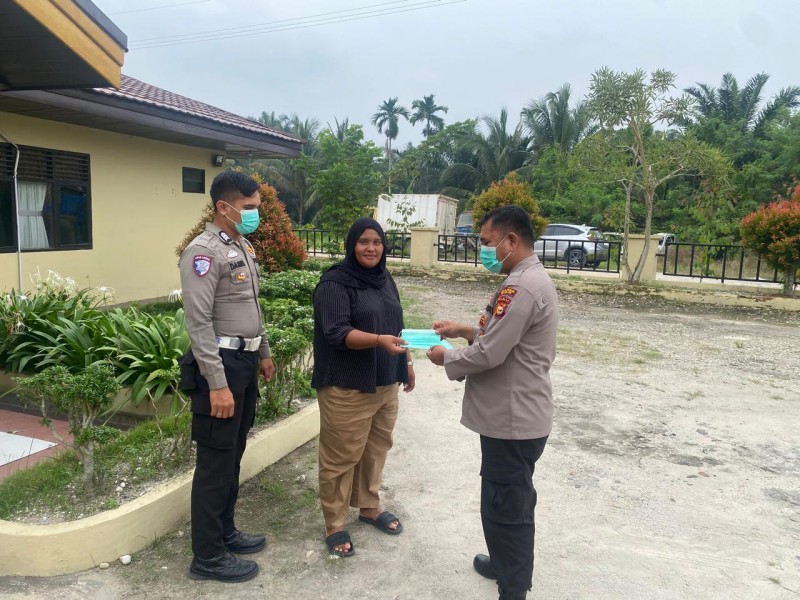 Antisipasi Dampak Tidak Sehat Dari Kabut Asap, Polsek Minas Selalu Bagikan Masker kepada Masyarakat