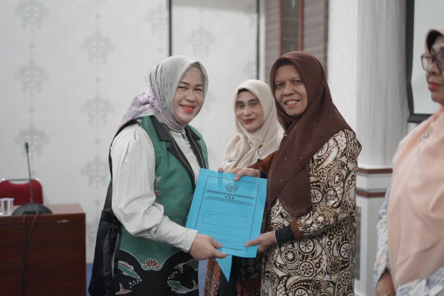 Ketua TP PKK Rokan Hulu Serahkan SK Pengurus dan Gelar Raker Penyusunan Program 2026