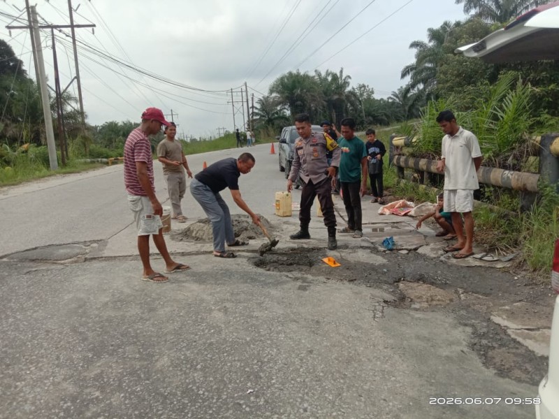 Pemuda Minas Barat Gotong Royong Cor Jalan Berlubang di Jalinsum, Cegah Kecelakaan Pengguna Jalan