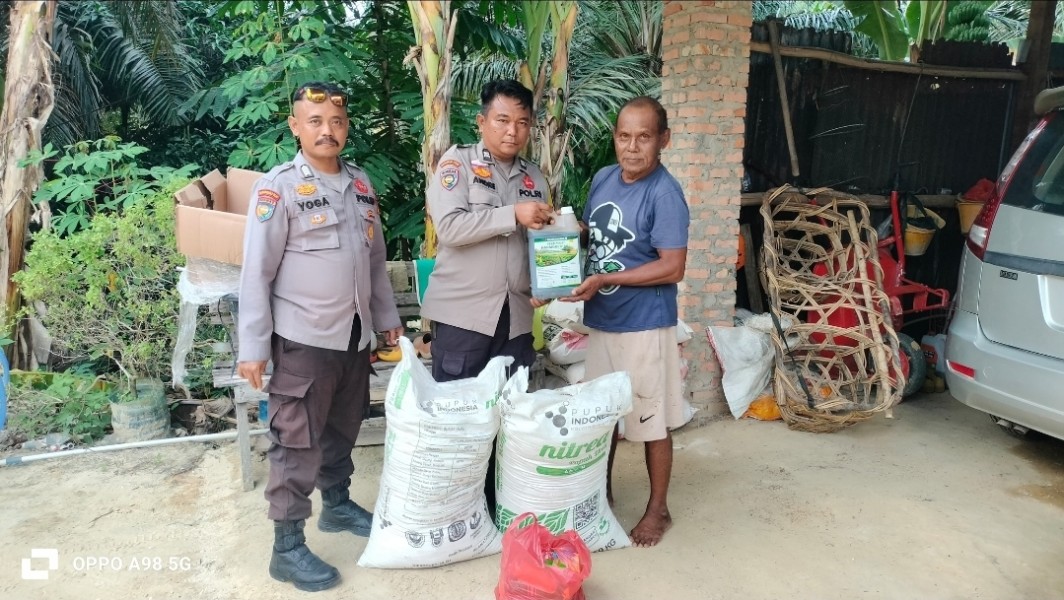 Dukung Program Ketahanan Pangan Nasional, Polsek Minas Salurkan Bantuan Pupuk dan Bibit Jagung kepada Kelompok Tani