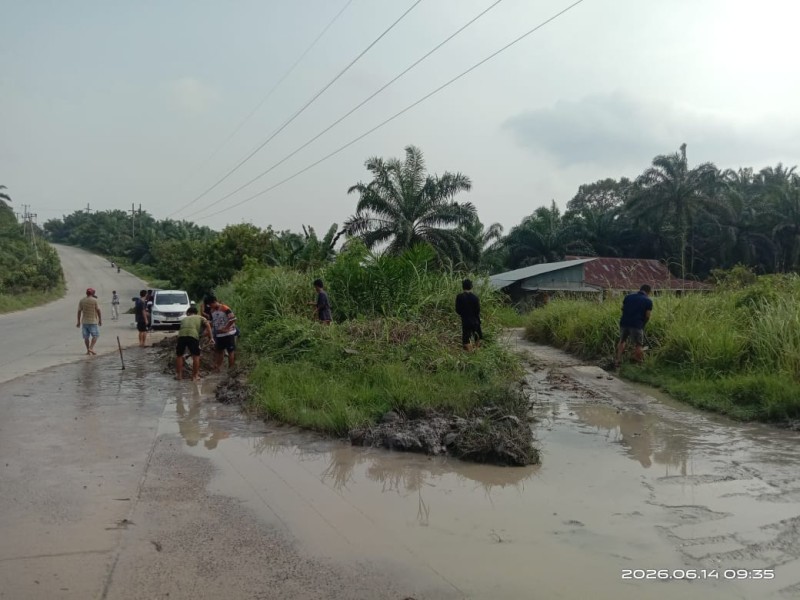 Drainase Buruk dan Jalan Licin Ancam Keselamatan, Pemuda Minas Barat Gelar Aksi Goro di KM 39