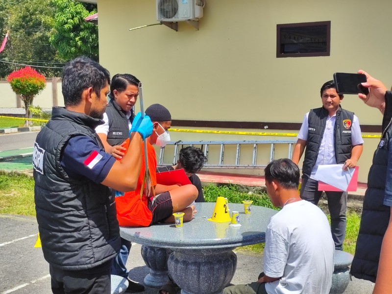 Sat Reskrim Polres Bangka Tengah Gelar Rekonstruksi Kasus Penganiayaan Maut di Batu Beriga