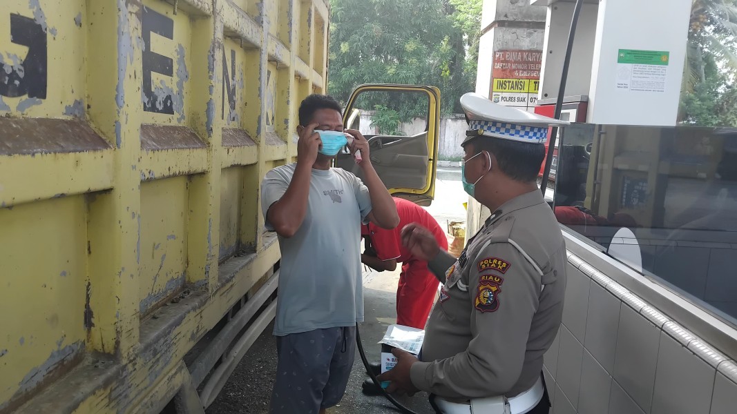 Polsek Minas Bagikan 100 Masker di SPBU Minas Barat, Antisipasi Dampak Kabut Asap
