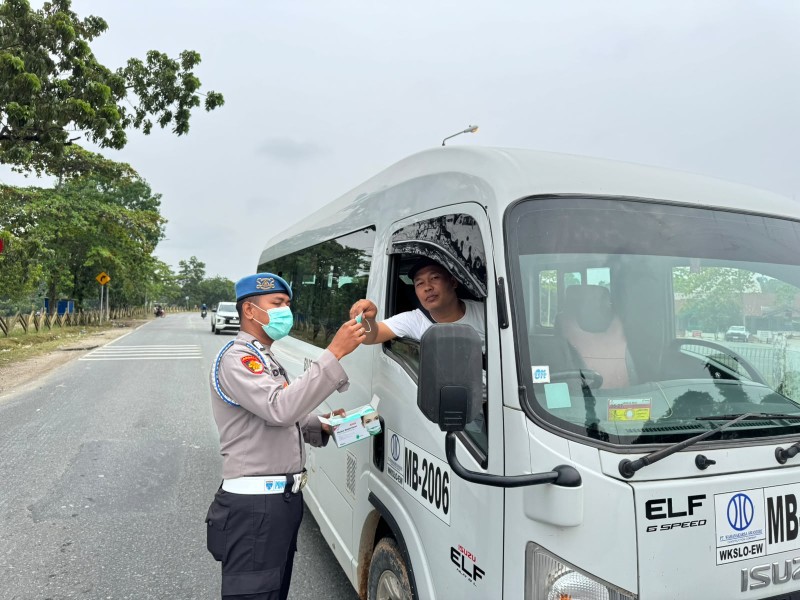 Polsek Minas Bagikan Ratusan Masker di Simpang Gate I PHR, Antisipasi Dampak Kabut Asap